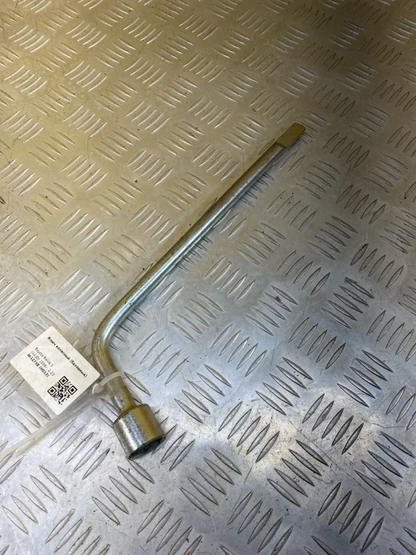 Ключ колесный (балонный) Toyota Rav 4 (XA30) (2005-2014) 2006 0915040010 2.2 D 2ADFTV