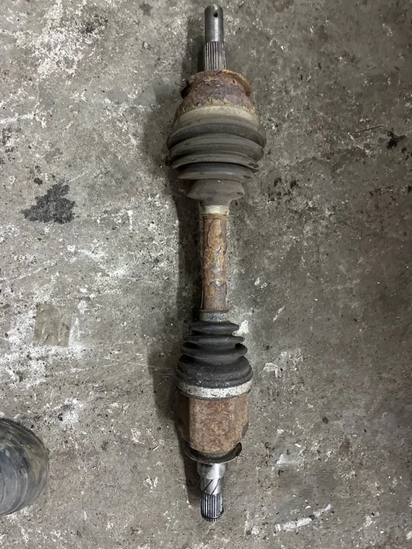 Полуось передняя левая (приводной вал, ШРУС) Nissan Navara (D40) 2004-2015 2013 39100EB300 ПИКАП 2.5 D YD25DDTI