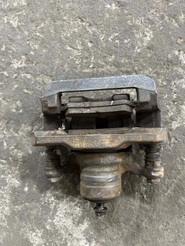 Суппорт задний левый Nissan Pathfinder (R51M) 2004-2013 2007 44011EB30A ВНЕДОРОЖНИК 2.5 D YD25DDTI