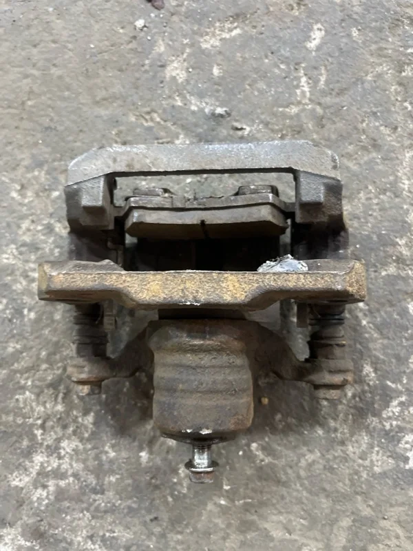 Суппорт задний правый Nissan Pathfinder (R51M) 2004-2013 2007 44011EB30A ВНЕДОРОЖНИК 2.5 D YD25DDTI