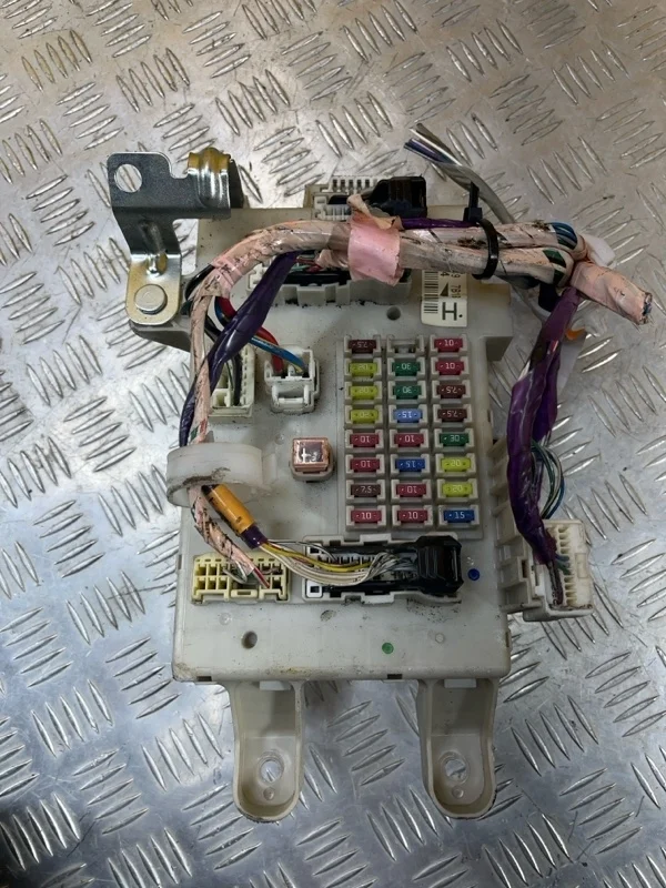 Блок предохранителей Toyota Land Cruiser Prado 120 (2002-2009) 2007 8273060080 ВНЕДОРОЖНИК 3.0 D 1KDFTV