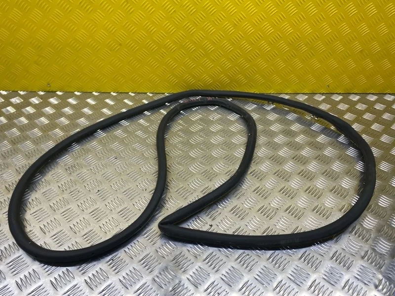 Уплотнитель двери задней правой Lexus LX 570 (2007-2022) 2010 6787160110 5.7 I 3URFE