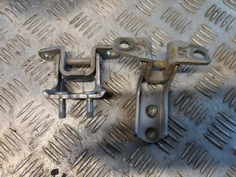 Петля двери задней левой Mitsubishi L200 (2006-2015) 2012 5732A027 2.5 D 4D56