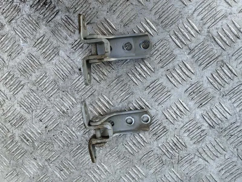 Петля двери передней правой Mitsubishi L200 (2006-2015) 2012 5702A033 2.5 D 4D56