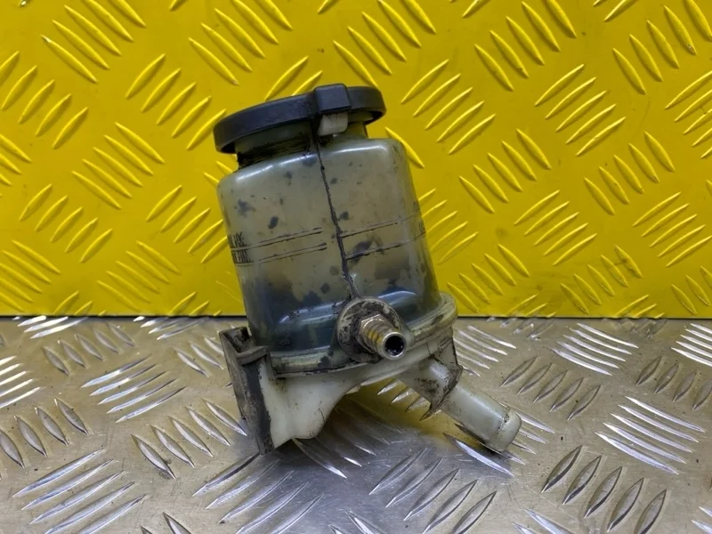 Бачок гидроусилителя Toyota Hilux (2005-2015) 2013 443600K021 2.5 D 2KDFTV