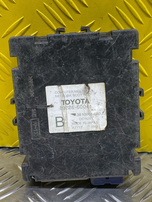 Блок бортовой сети (блок управления BCM) Lexus LX 570 (2007-2022) 2015 8922660041