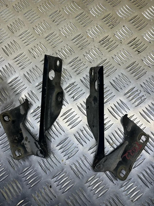 Петля капота Nissan Navara (D40) 2004-2015 2007 654014M400 ПИКАП 2.5 D YD25DDTI