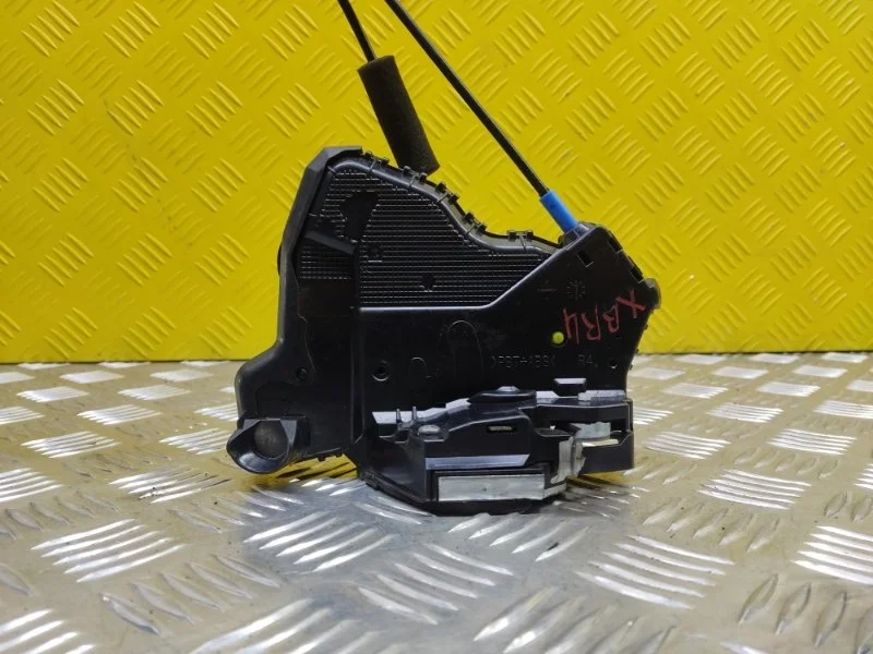 Замок двери передней правой Toyota Land Cruiser Prado 150 (2009-2023) 2019 6903060240 2.8 D 1GDFTV