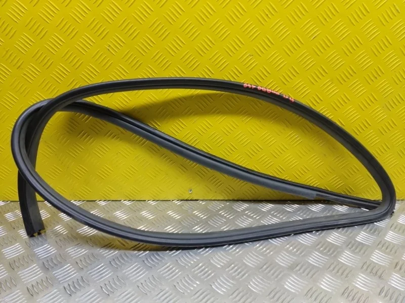 Уплотнитель двери передней правой Toyota Land Cruiser Prado 150 (2009-2023) 2016 6786160170