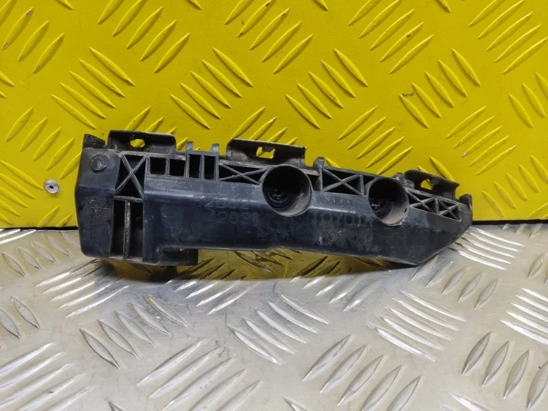 Кронштейн заднего бампера правый Toyota Rav 4 (XA30) (2005-2014) 2006 5256242031 2.0 I 1AZFE