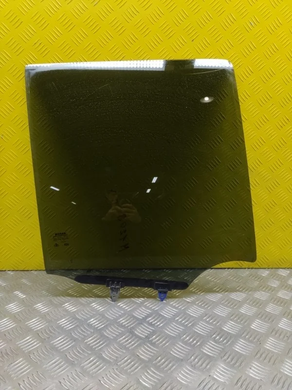 Стекло двери задней правой Nissan Navara (D40) 2004-2015 2008 82300EB320 2.5 D YD25DDTI