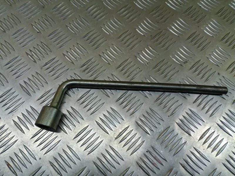 Ключ колесный (балонный) Mitsubishi L200 (2006-2015) 2006 9211A002 ПИКАП 2.5 D 4D56