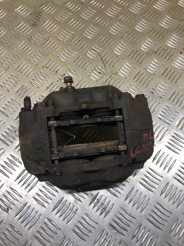 Суппорт передний левый Toyota Land Cruiser (100) 1998-2007 2000 4775060090 4.2 D 1HDFTE