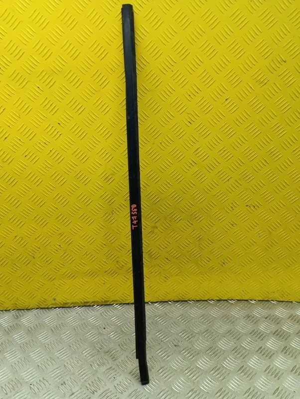 Молдинг стекла двери задней левой внутренний Mitsubishi L200 (2006-2015) 2012 MN117615 ПИКАП 2.5 D 4D56