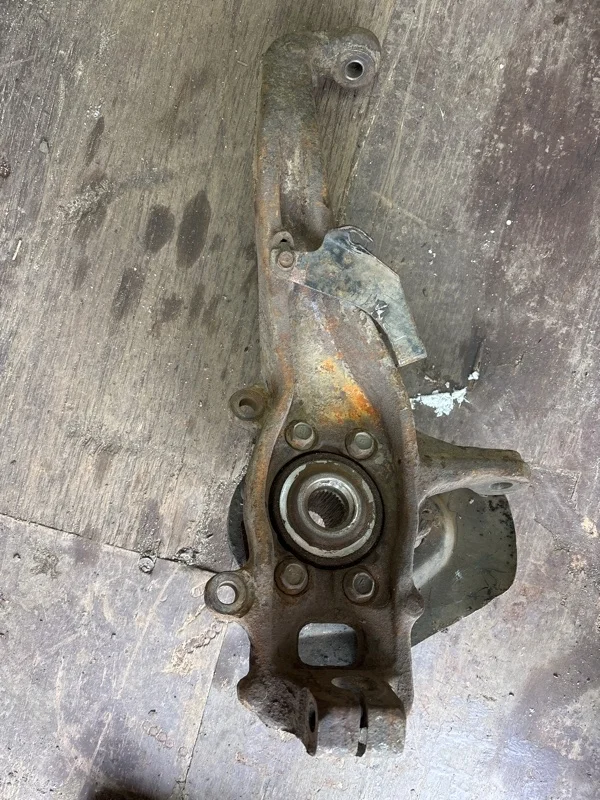 Кулак поворотный левый Nissan Navara (D40) 2004-2015 2009 400155X00C