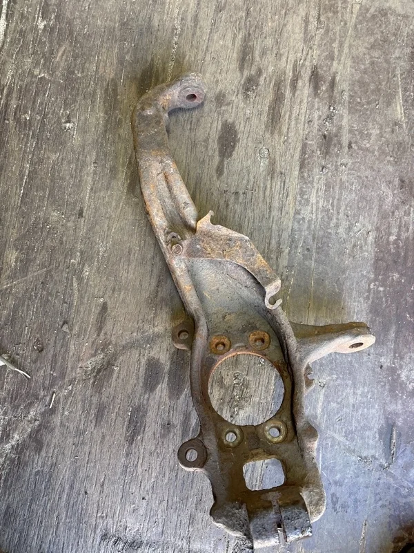 Кулак поворотный левый Nissan Navara (D40) 2004-2015 2008 40015EB000