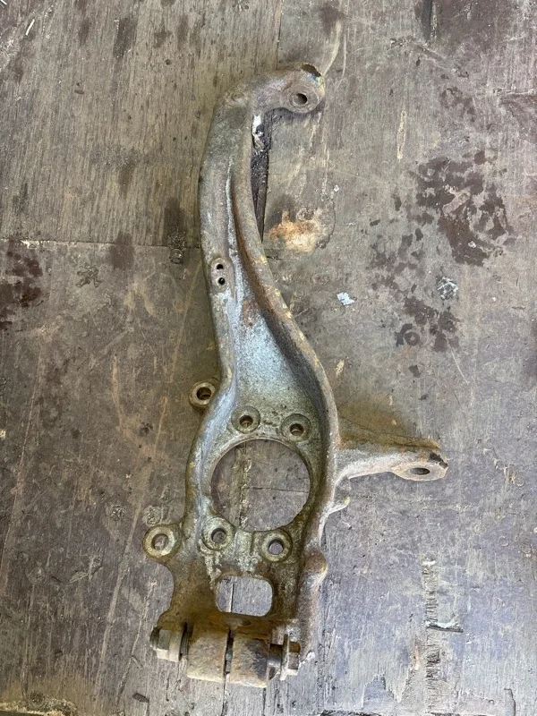 Кулак поворотный левый Nissan Navara (D40) 2004-2015 2008 40015EB000