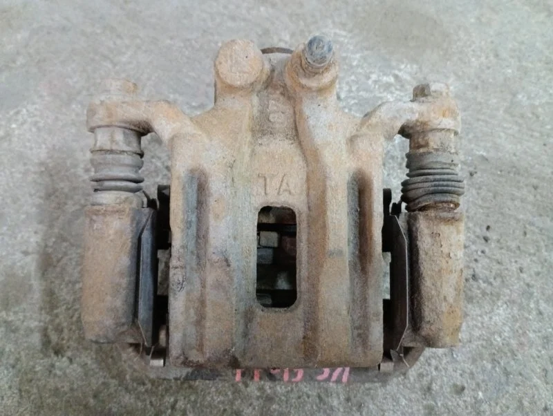 Суппорт задний левый Nissan Pathfinder (R51M) 2004-2013 2008 44011EB30A 2.5 D YD25DDTI