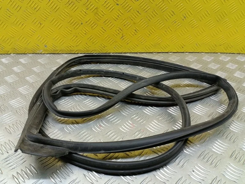 Уплотнительная резинка боковой двери Toyota Land Cruiser Prado 150 (2009-2023) 2020 6787160130 ВНЕДОРОЖНИК 4.0 I 1GRFE