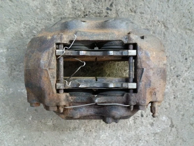 Суппорт передний левый Toyota Land Cruiser (100) 1998-2007 2004 4775060090 ВНЕДОРОЖНИК 4.7 I 2UZFE