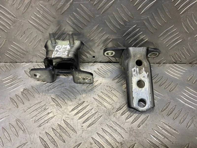 Петля двери Mitsubishi Pajero Sport Ii (2008-2017) 2011 5702A034 ВНЕДОРОЖНИК 2.5 D 4D56