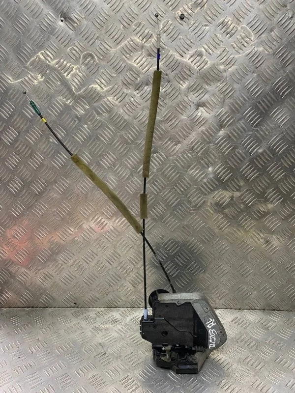 Замок двери задней левой Toyota Land Cruiser 200 (2008-2021) 2010 6906060110 4.5 D 1VDFTV