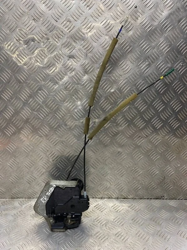 Замок двери задней правой Toyota Land Cruiser 200 (2008-2021) 2010 6905060110 4.5 D 1VDFTV