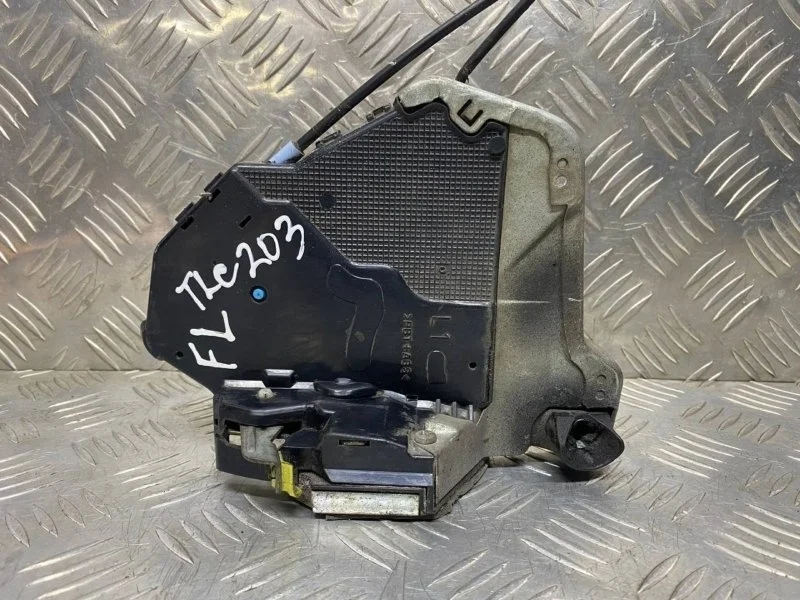 Замок двери передней левой Toyota Land Cruiser 200 (2008-2021) 2010 6904053100 4.5 D 1VDFTV