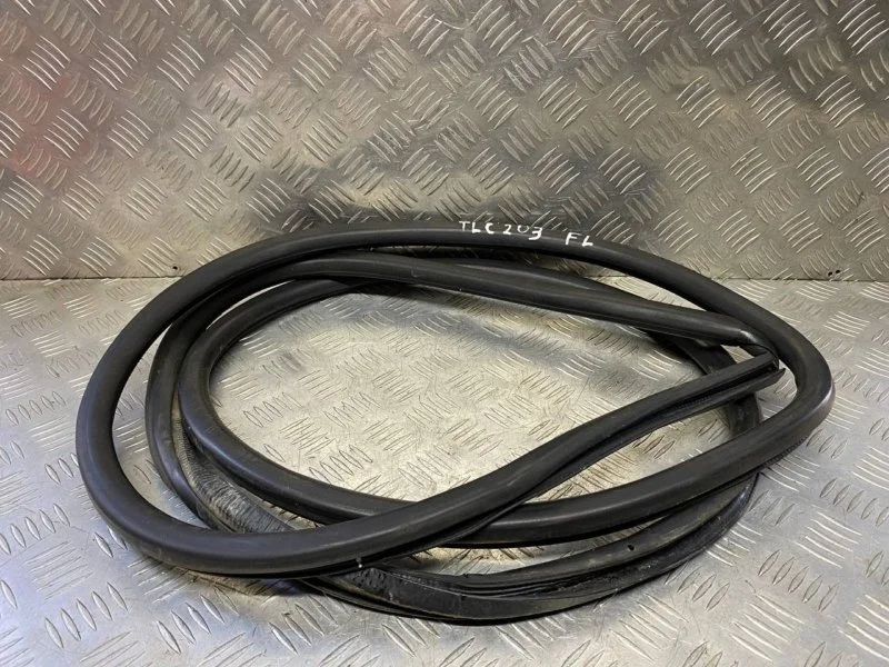 Уплотнитель двери передней левой Toyota Land Cruiser 200 (2008-2021) 2010 6786260150 4.5 D 1VDFTV