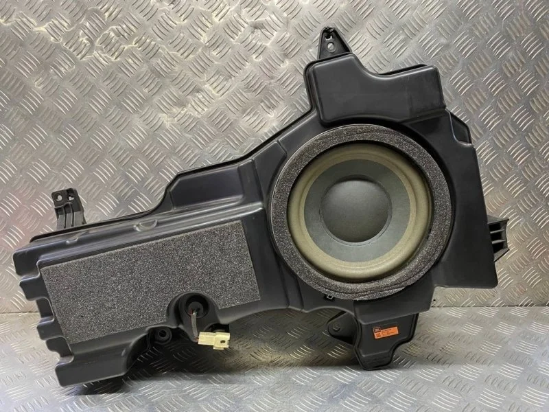 Сабвуфер Toyota Land Cruiser 200 (2008-2021) 2010 861500W110 4.5 D 1VDFTV