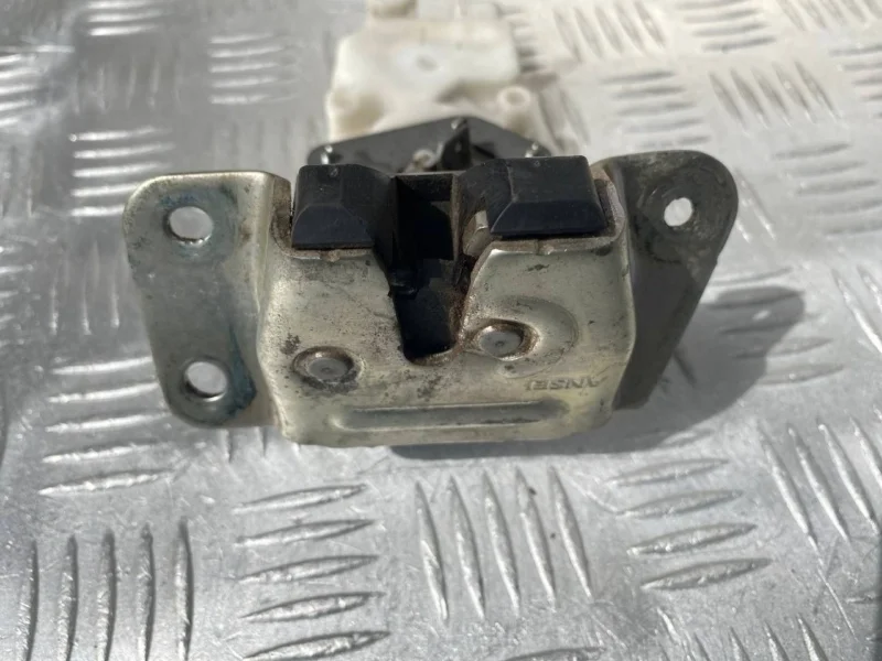 Замок багажника Mitsubishi Pajero Sport II (2008-2017) 2011 5808A079 ВНЕДОРОЖНИК 2.5 D 4D56