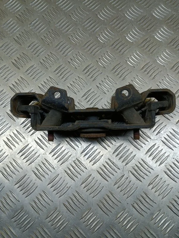 Подушка крепления КПП Mitsubishi L200 (2006-2015) 2011 MR992717 ПИКАП 2.5 D 4D56