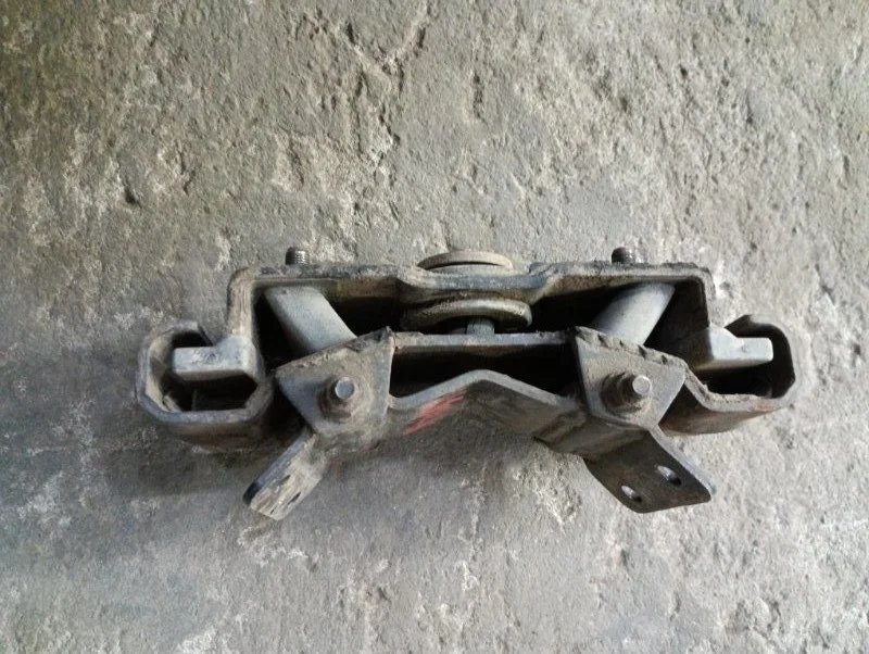 Подушка крепления КПП Mitsubishi L200 (2006-2015) 2008 MR992717 ПИКАП 2.5 D 4D56