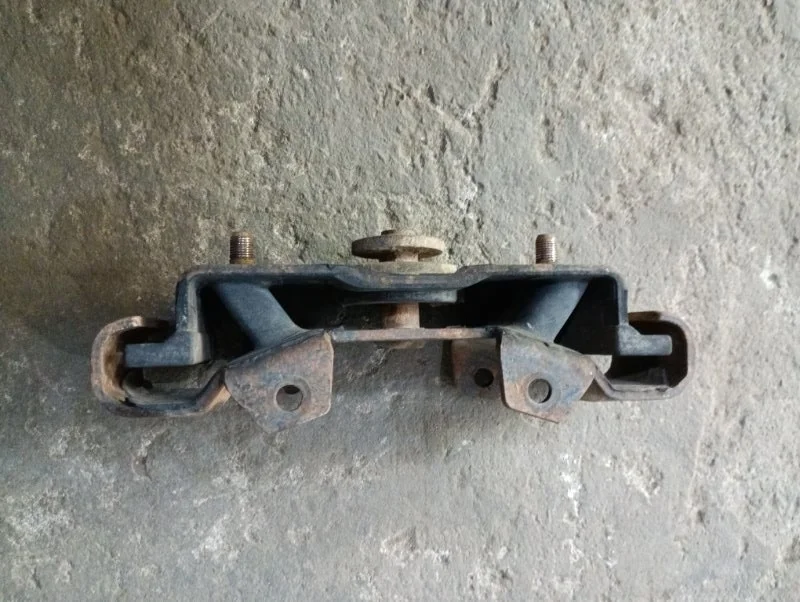 Подушка крепления КПП Mitsubishi L200 (2006-2015) 2009 MR992717