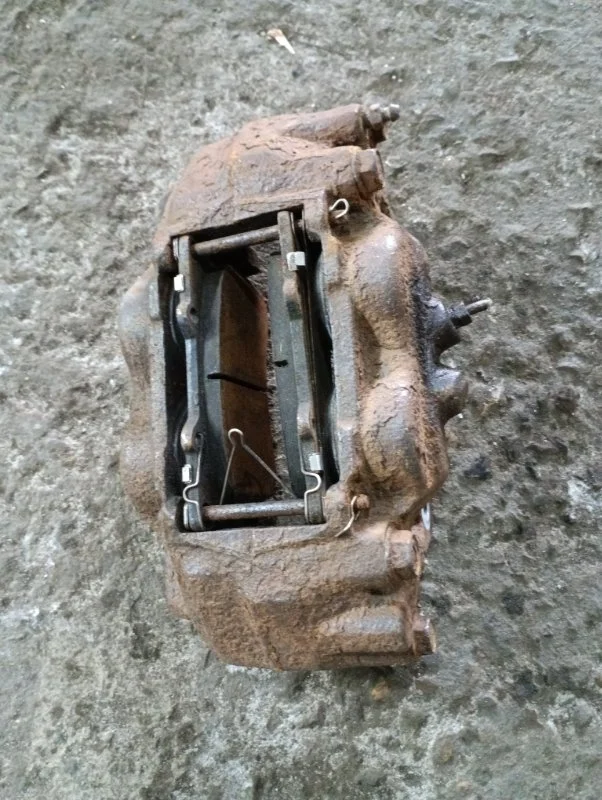 Суппорт передний левый Toyota Land Cruiser Prado 120 (2002-2009) 2008 4775060261 ВНЕДОРОЖНИК 4.0 I 1GRFE