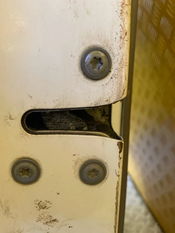 Замок двери задней левой Nissan Cabstar 2016 805033Y50E ГРУЗОВОЙ 2.5 D YD25DDTI