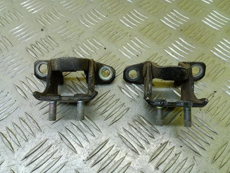 Петля двери Mitsubishi L200 (2006-2015) 2013 5732A027 ПИКАП 2.5 D 4D56