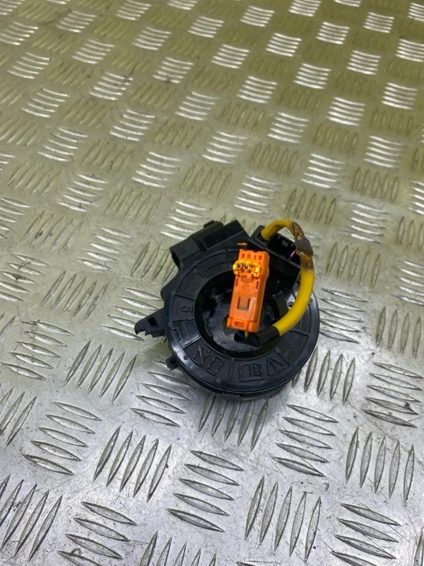 Шлейф руля Toyota Hilux (2005-2015) 2013 843060K051 ПИКАП 2.5 D 2KDFTV