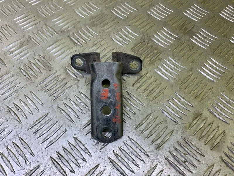 Петля двери передней правой Mitsubishi L200 (2006-2015) 2007 5702A033 ПИКАП 2.5 D 4D56