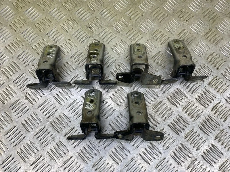 Петля двери Mitsubishi L200 (2006-2015) 2010 5702A033 ПИКАП 2.5 D 4D56