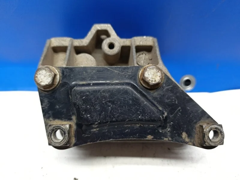 Кронштейн КПП Skoda Octavia A5 2004-2013 1K0199111D 1Z, левый