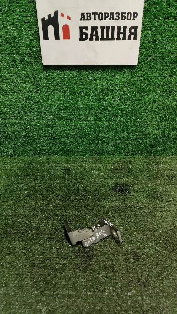 Петля двери Volkswagen Amarok 2010 8K0831402G CDCA, передняя правая