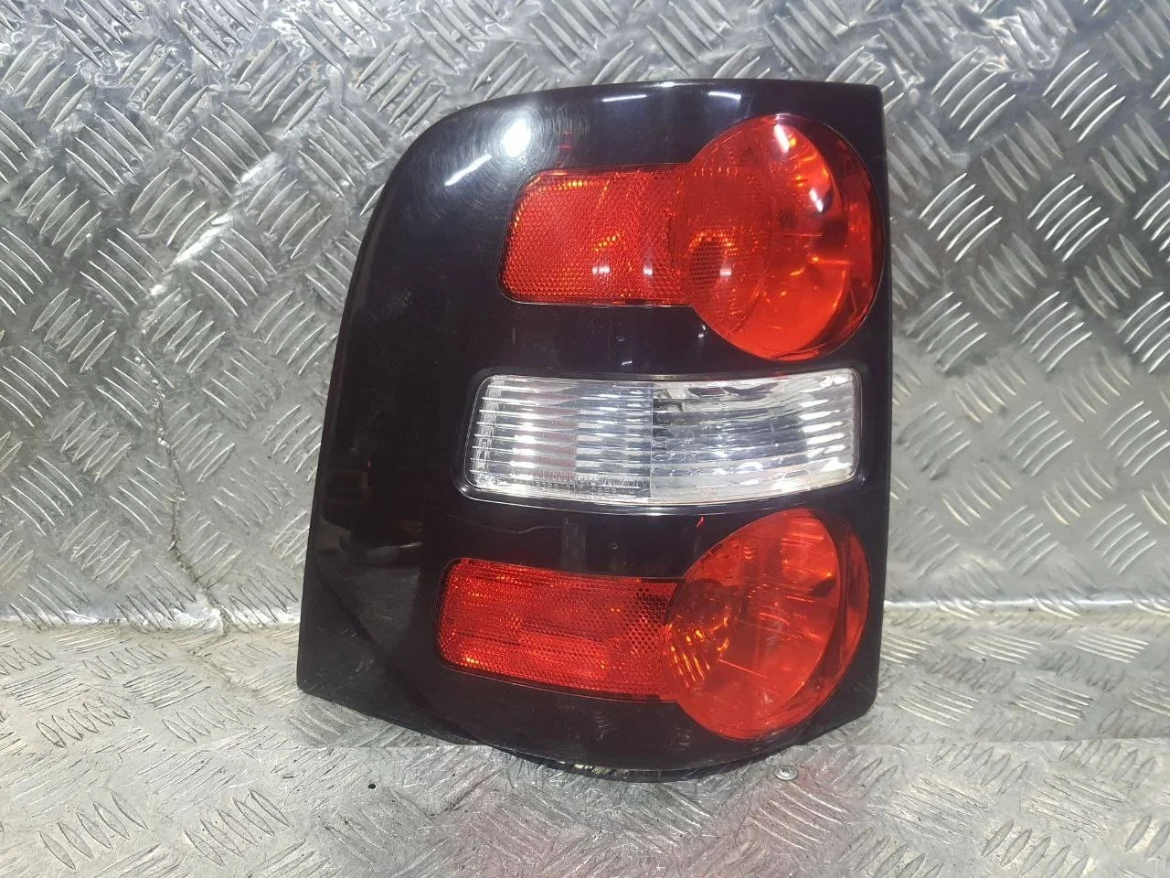 фонарь задний левый Ford Explorer 4  U251