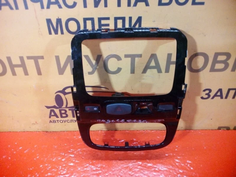 Накладка консоли RENAULT DUSTER 2009-2014 682607294R HSA F4R