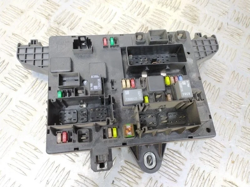 Блок предохранителей OPEL ASTRA J 2010 13302301 P10 A14NET