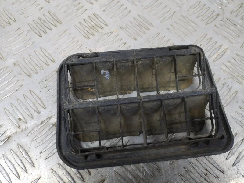 Решетка вентиляционная RENAULT LOGAN 2004-2009 7700838358