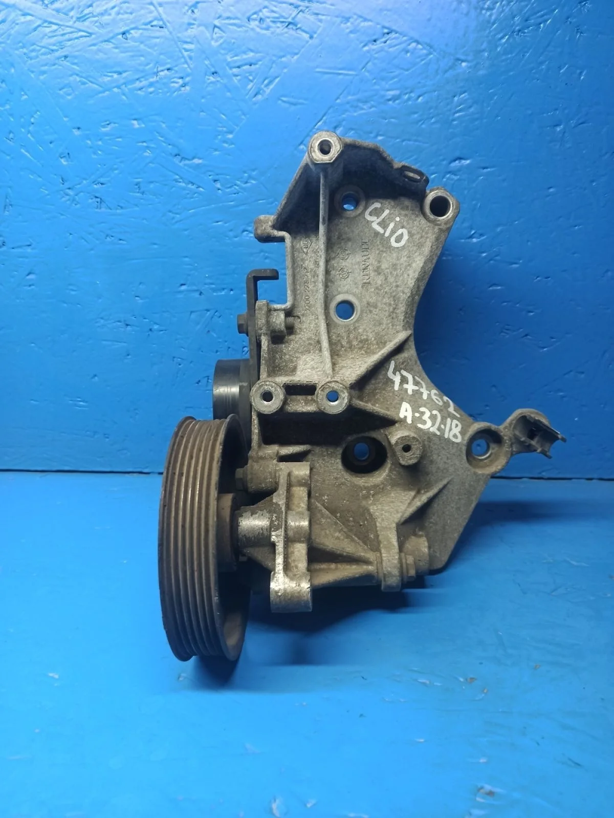 Кронштейн генератора Renault Clio II