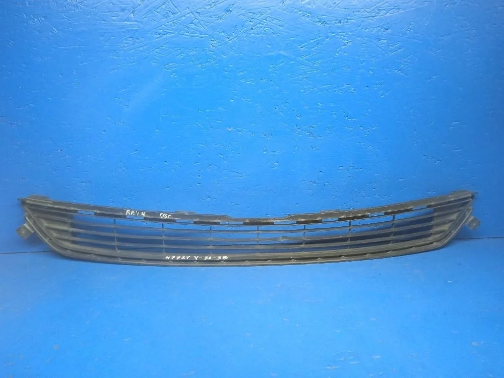 Решетка в бампер центральная Toyota RAV 4 12-19