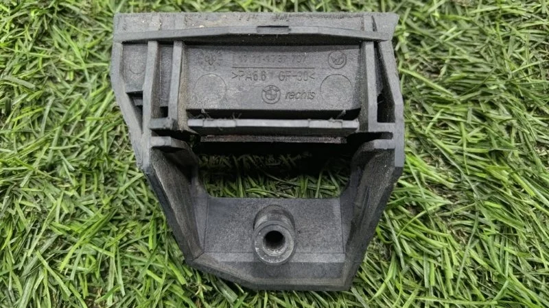 Крепление радиатора BMW 5 1998 17111737707 E39 M62B44, правое