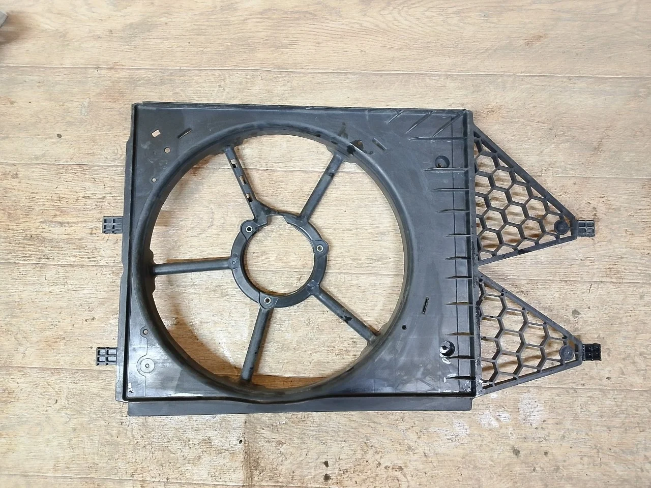 Диффузор вентилятора Skoda Roomster 2015 6R0121207Q, передний